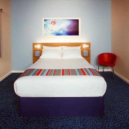 Travelodge Battersea Лондон Экстерьер фото