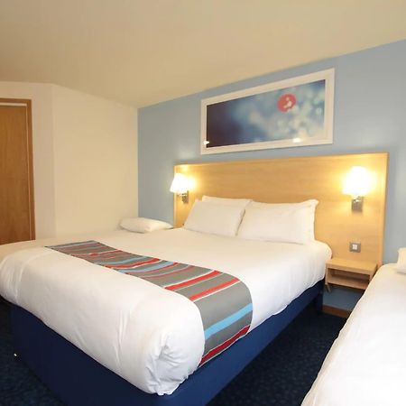 Travelodge Battersea Лондон Экстерьер фото