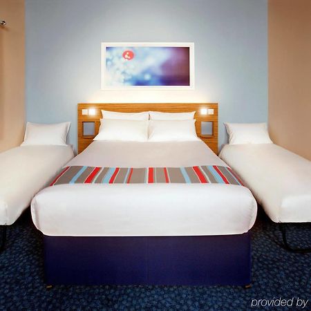 Travelodge Battersea Лондон Экстерьер фото