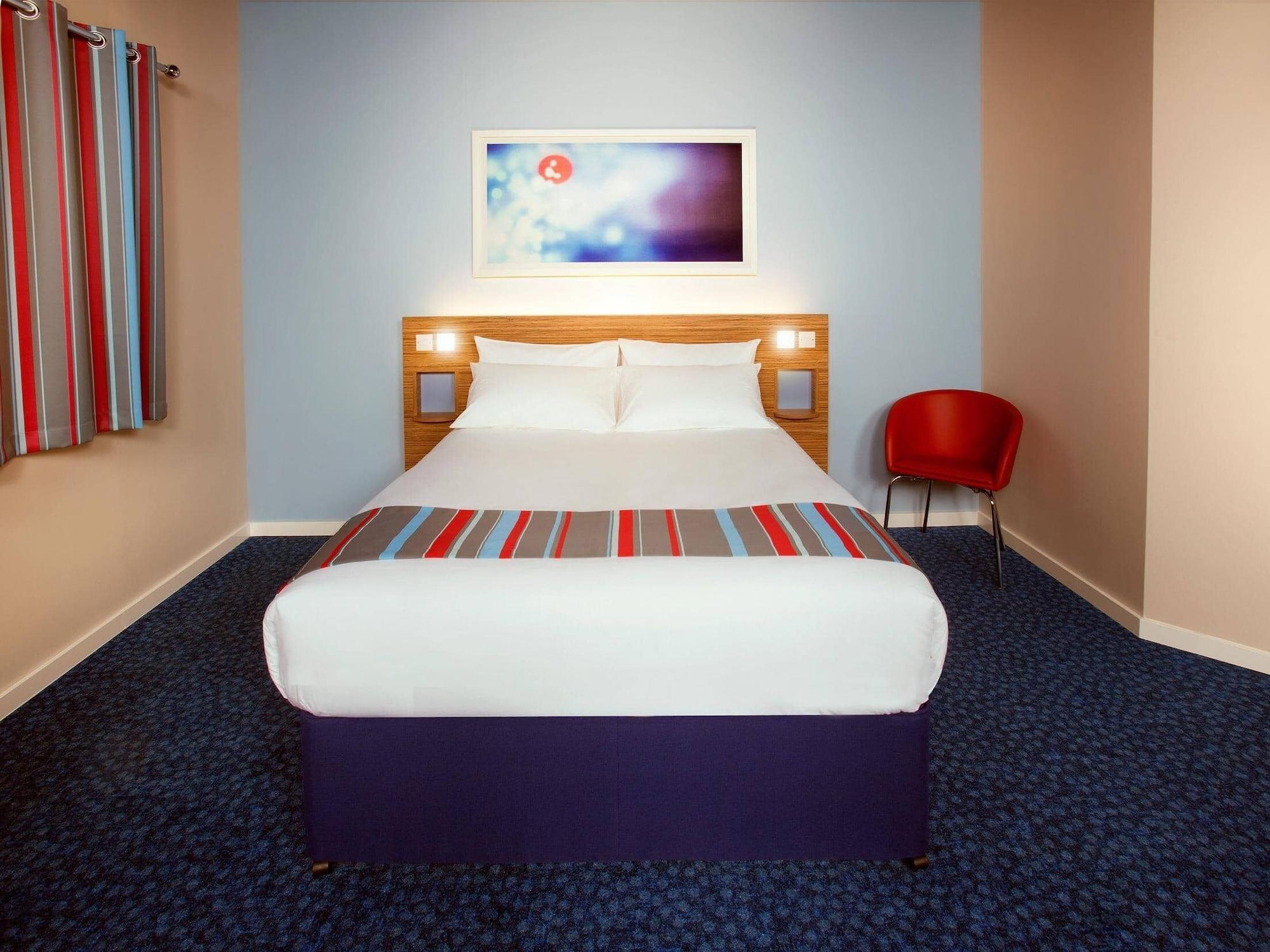 Travelodge Battersea Лондон Экстерьер фото