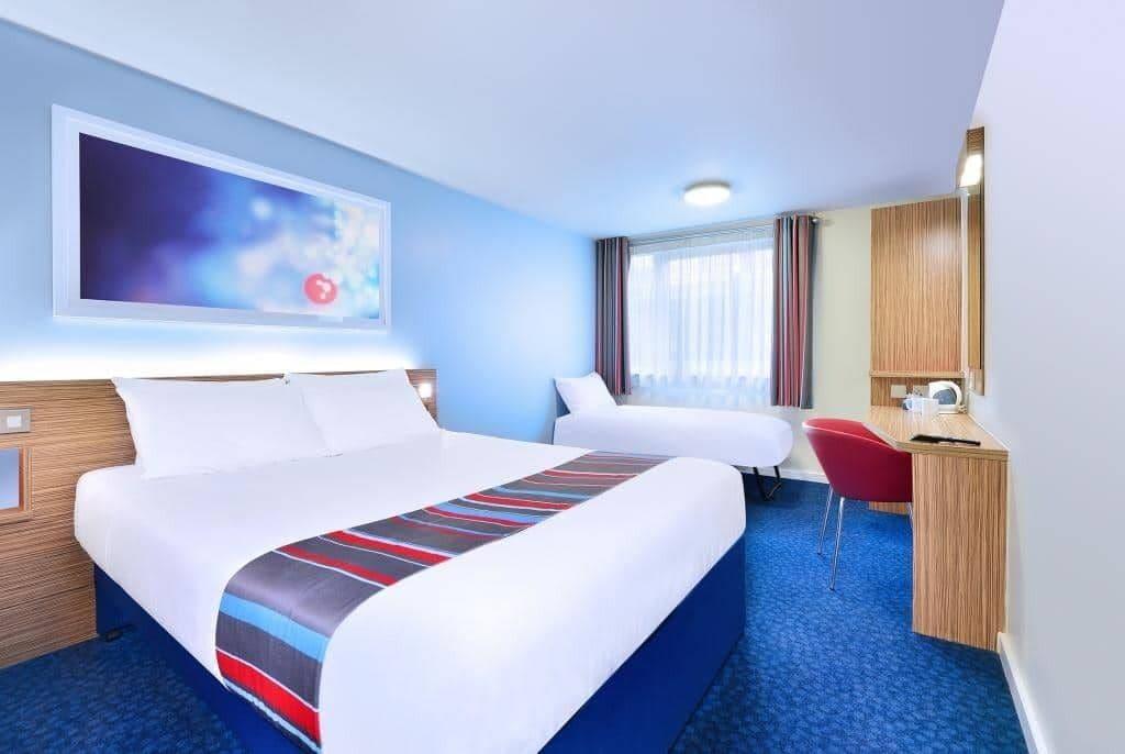 Travelodge Battersea Лондон Экстерьер фото