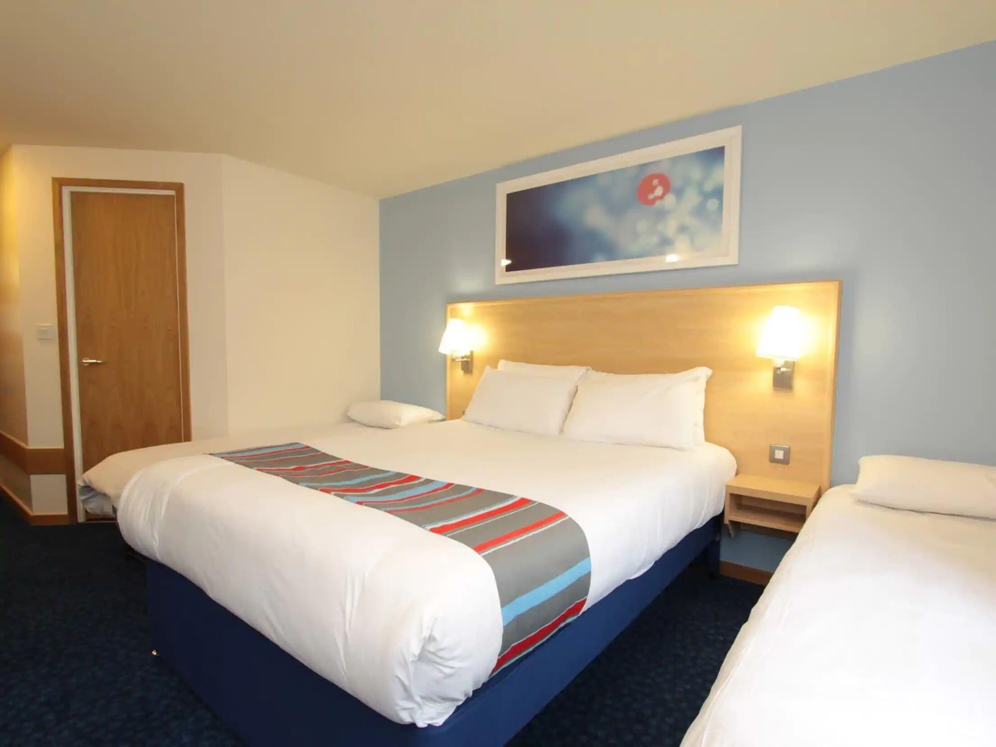 Travelodge Battersea Лондон Экстерьер фото