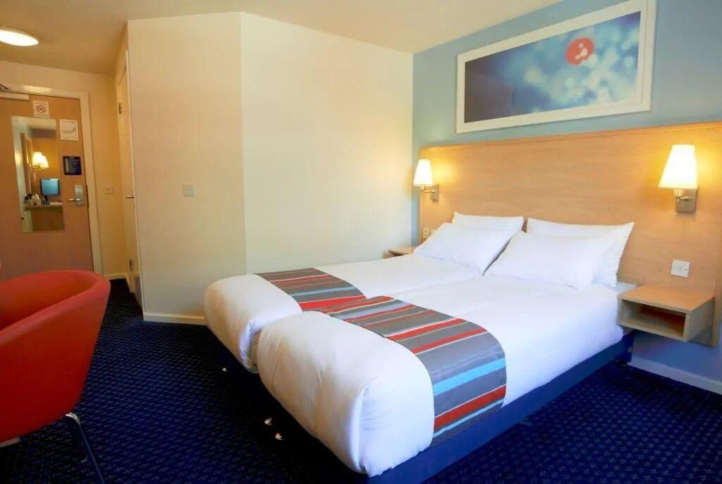 Travelodge Battersea Лондон Экстерьер фото