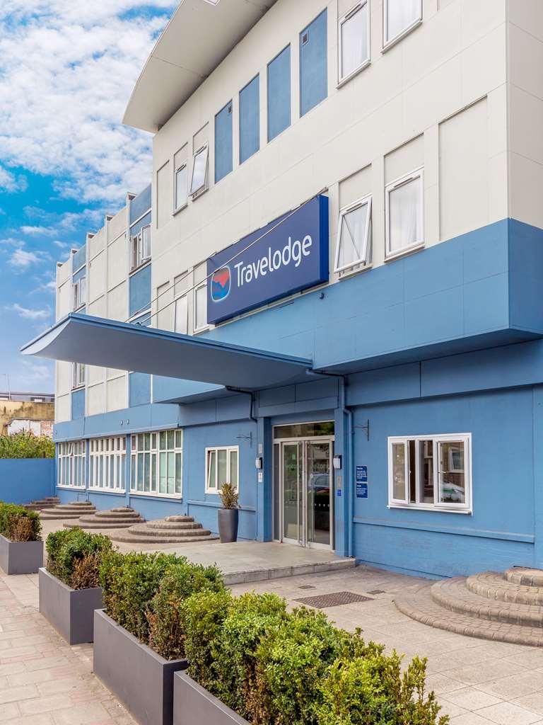 Travelodge Battersea Лондон Экстерьер фото