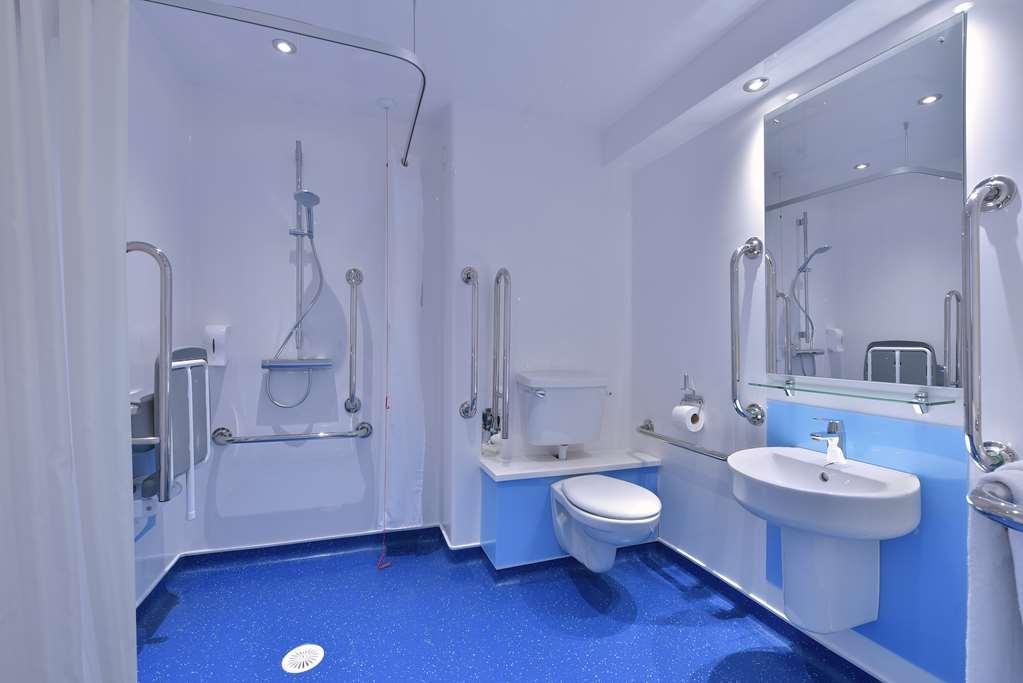 Travelodge Battersea Лондон Номер фото