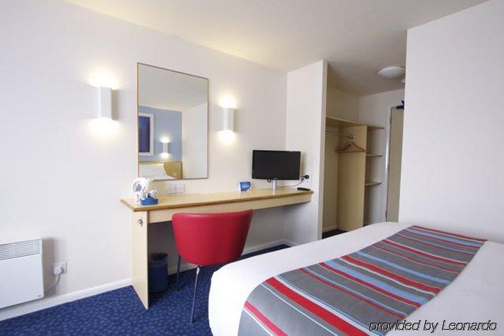 Travelodge Battersea Лондон Экстерьер фото
