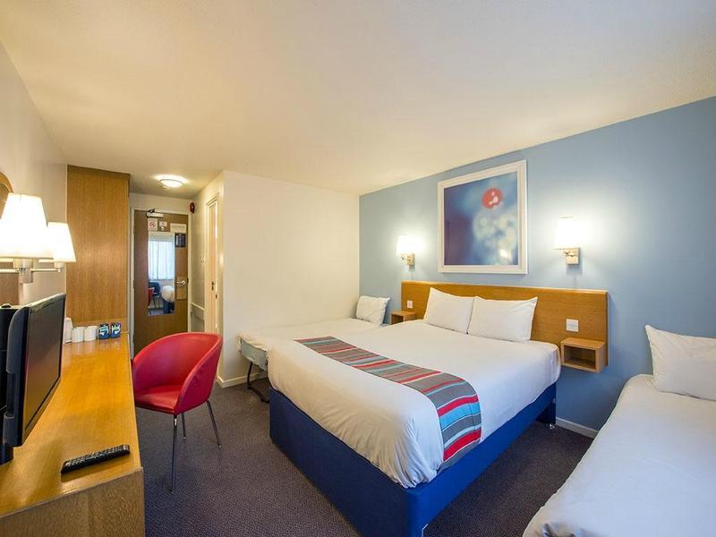 Travelodge Battersea Лондон Экстерьер фото