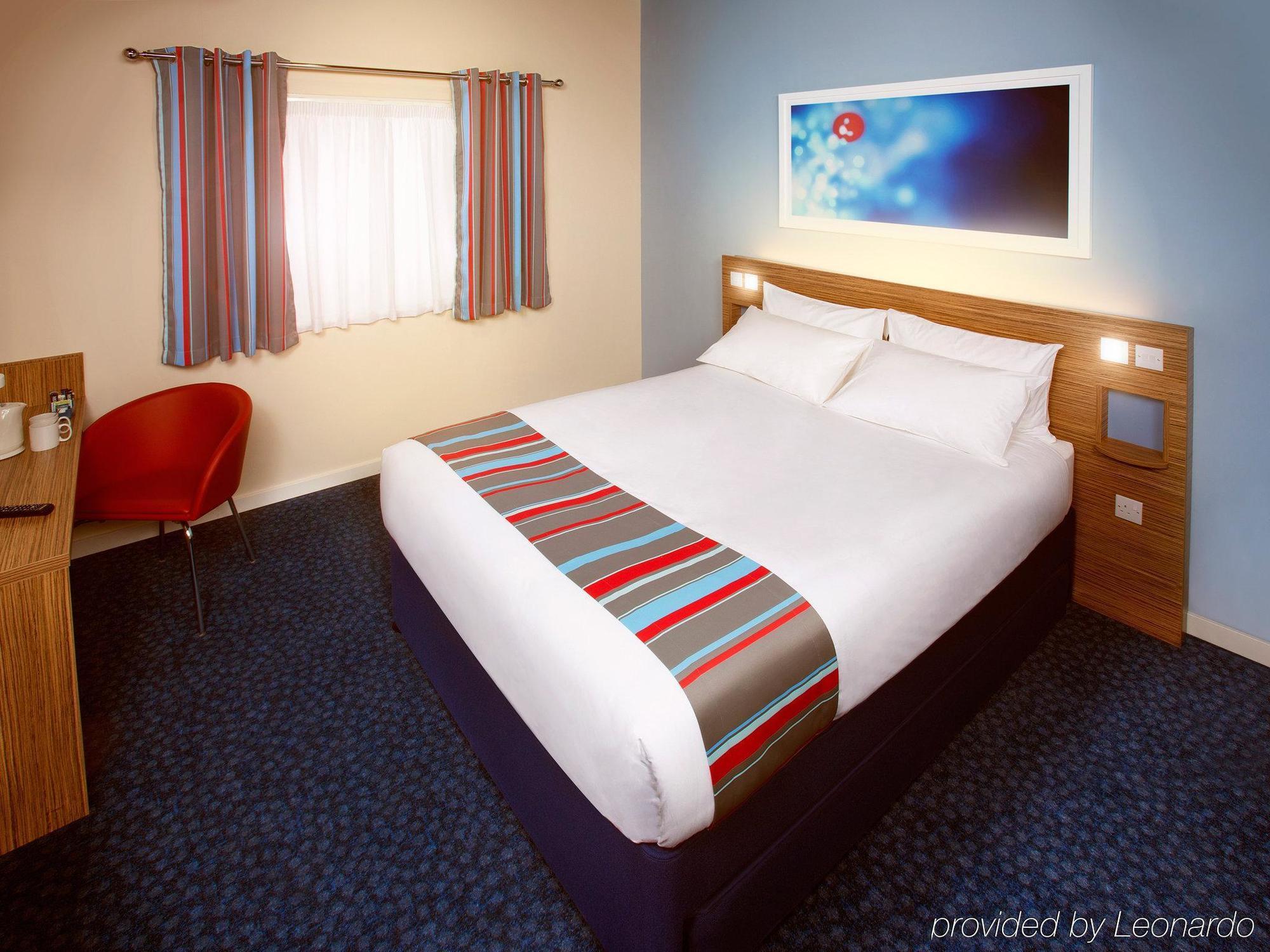 Travelodge Battersea Лондон Экстерьер фото