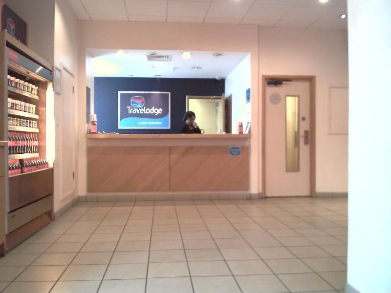 Travelodge Battersea Лондон Экстерьер фото