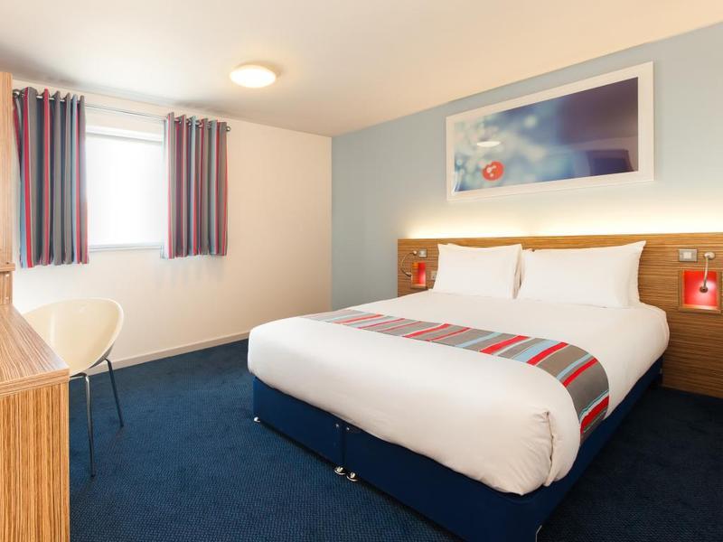 Travelodge Battersea Лондон Экстерьер фото