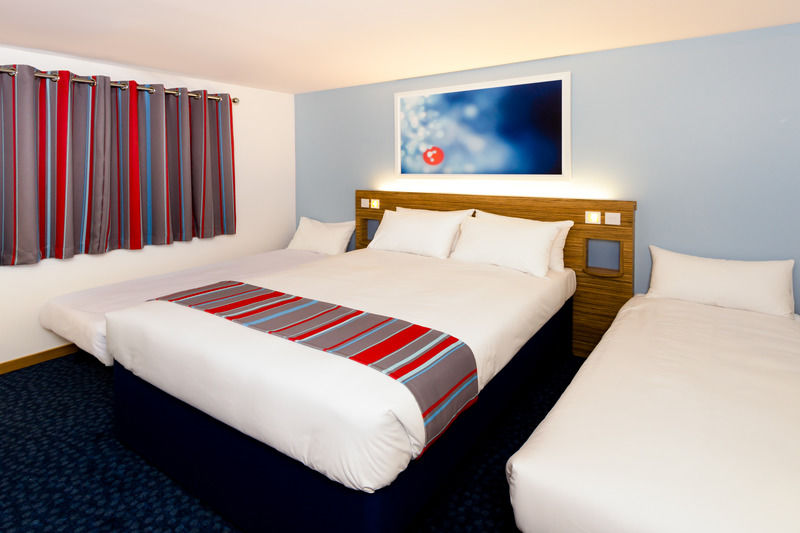 Travelodge Battersea Лондон Экстерьер фото