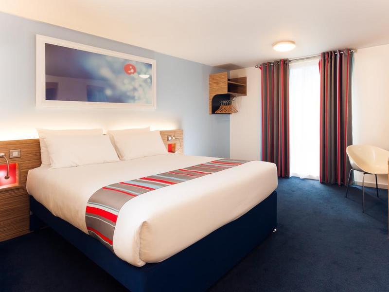 Travelodge Battersea Лондон Экстерьер фото