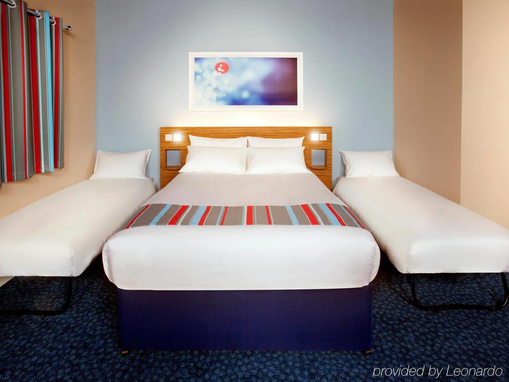 Travelodge Battersea Лондон Экстерьер фото