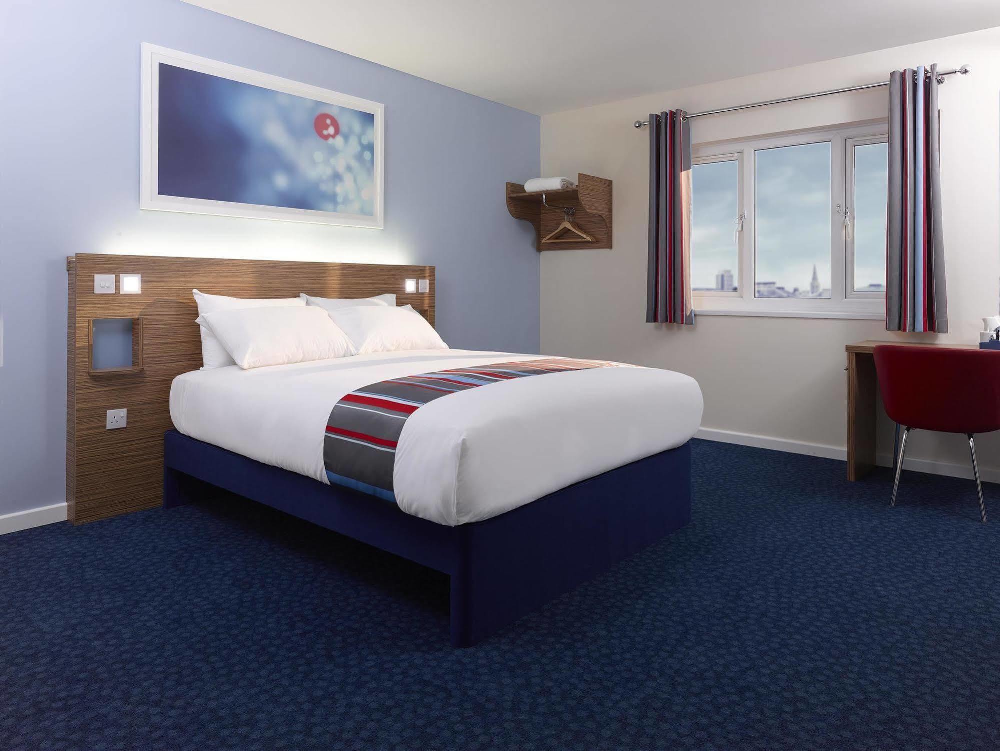 Travelodge Battersea Лондон Экстерьер фото