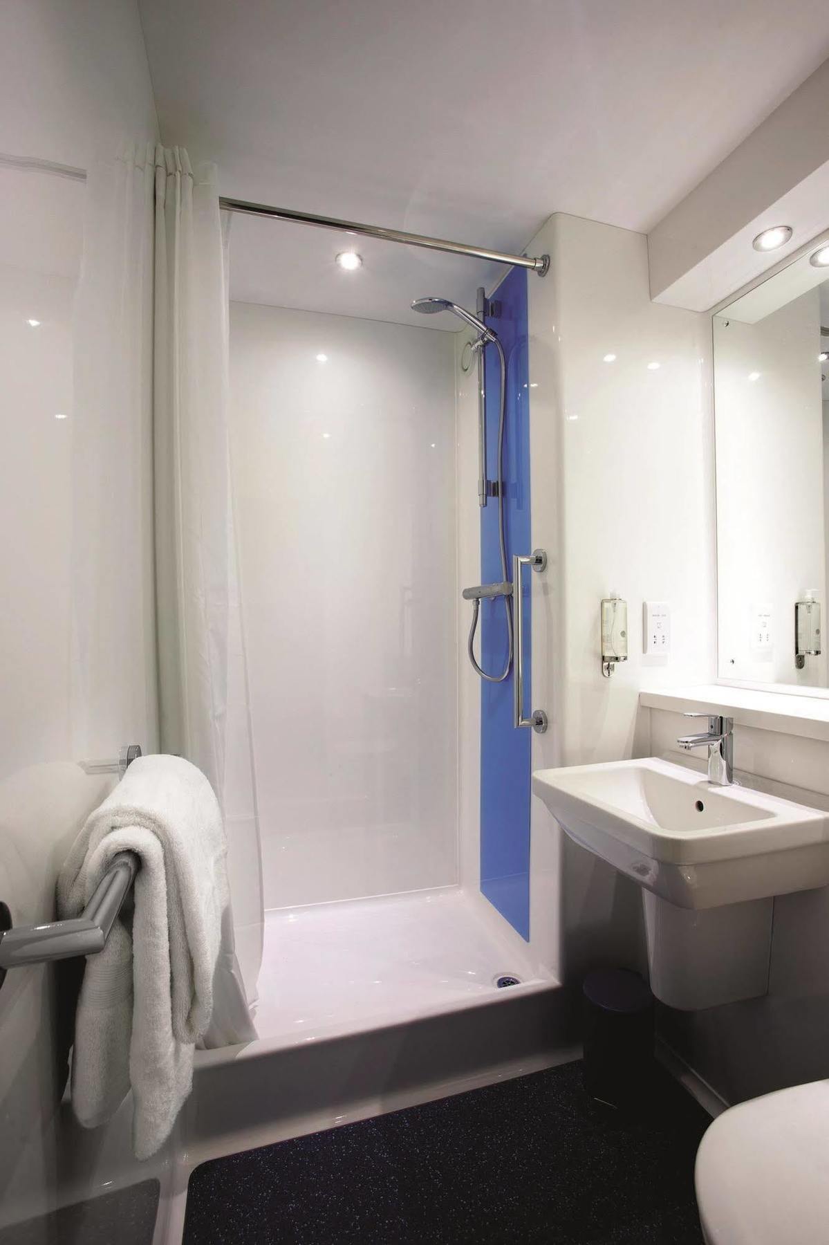 Travelodge Battersea Лондон Экстерьер фото